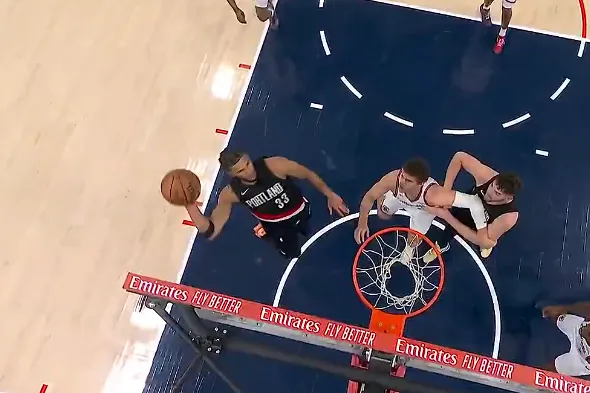 爱游戏APP-卡马拉空中摘板抡臂砸扣可惜扣飞，开拓者还领先快船10分